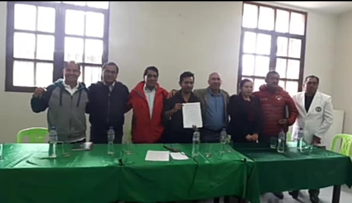 Víctor Camacho junto a candidatos y representantes durante la firma de un compromiso por la cultura